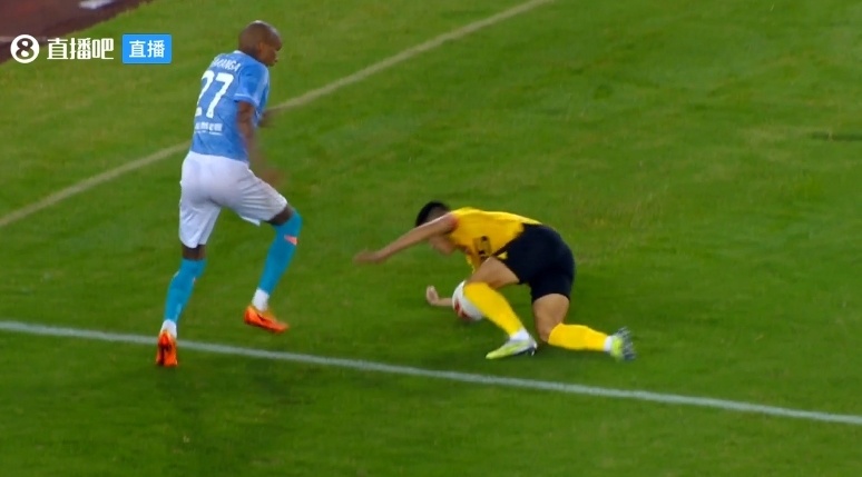  拉齐奥终场前逃过两点球判罚  